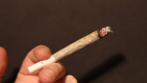 An Bahnhöfen: Deutsche Bahn verbietet Cannabis-Konsum