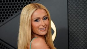 Leute: Paris Hilton stellt Töchterchen London vor